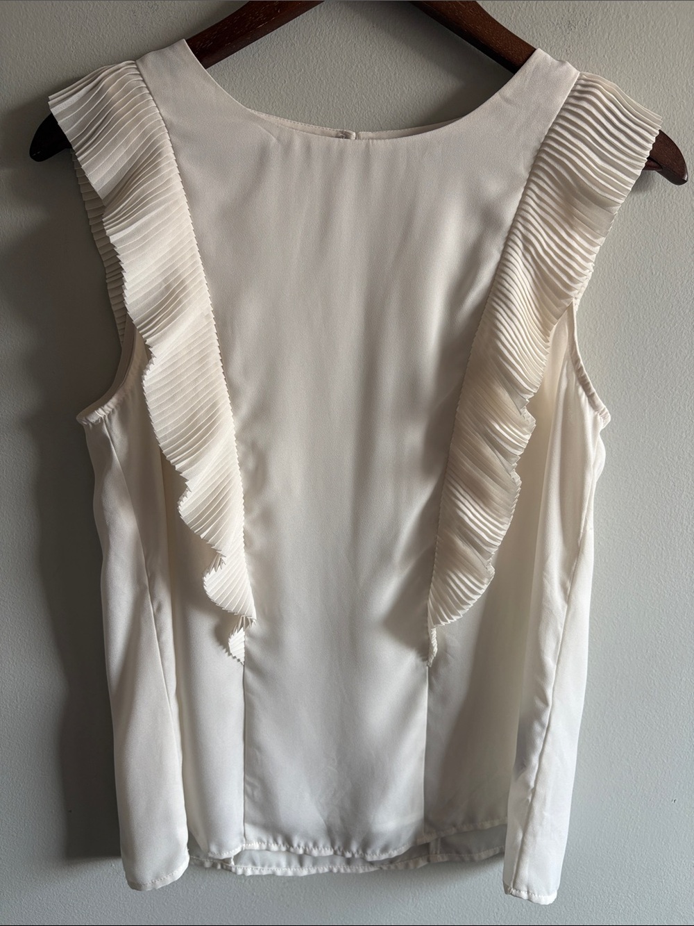 Banana Republic Ivory Pleated Ruffle Sleeveless Blouse Top Medium